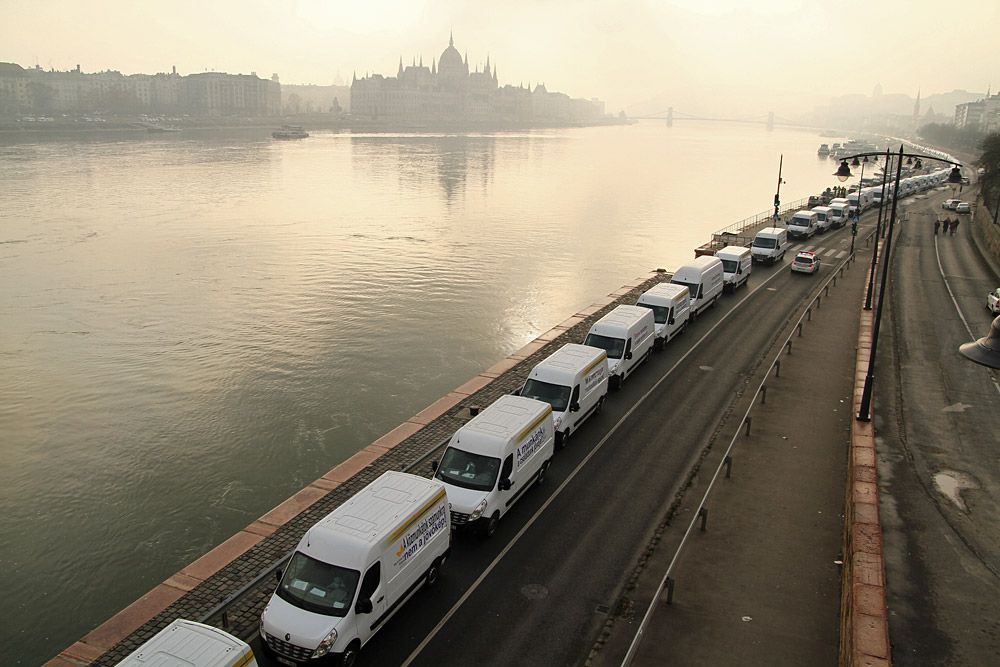 A rakpartot teljesen elállták a dohányos furgonok