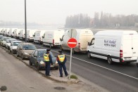 Pár rendőr van csak talpon, a többiek a buszokban pihennek