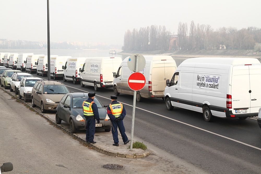 Pár rendőr van csak talpon, a többiek a buszokban pihennek