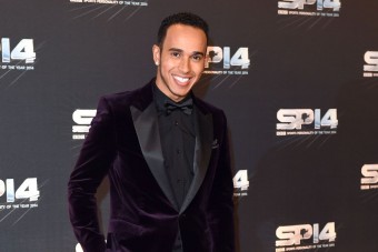 F1: Hamilton díjat nyert, de sokan prüszkölnek