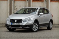 A benzines S-Cross a mai autóipar egy kis csodája: turbó nélkül, elfogadható erő mellett is képes parádésan fogyasztani