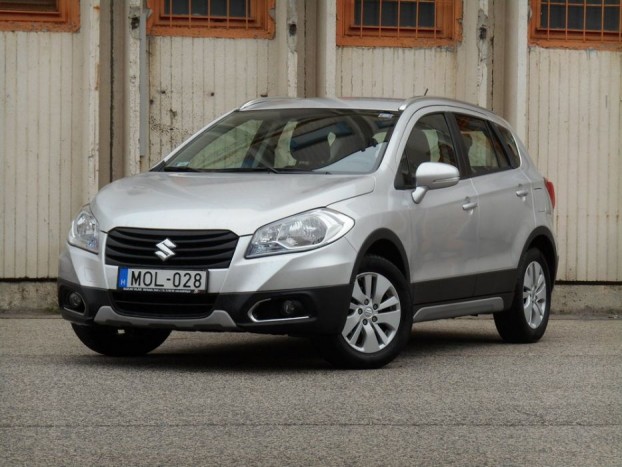 Benzines vagy dízel – melyik éri meg? 2 A benzines S-Cross a mai autóipar egy kis csodája: turbó nélkül, elfogadható erő mellett is képes parádésan fogyasztani