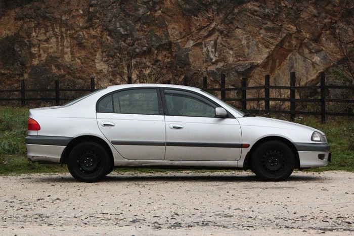 Klasszikus autóforma. Négy kerék, négy ajtó.