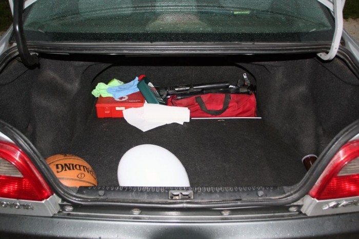 Nagy csomagtartó, a hasznos térbe durván benyúló zsanérral