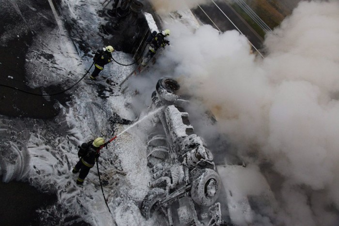 A nap képe – felborult, és kiégett egy kamion az M7-esen 4