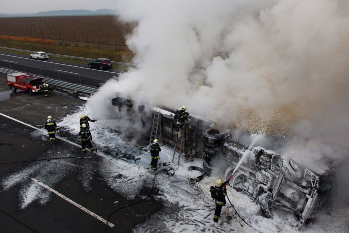 A nap képe – felborult, és kiégett egy kamion az M7-esen 3