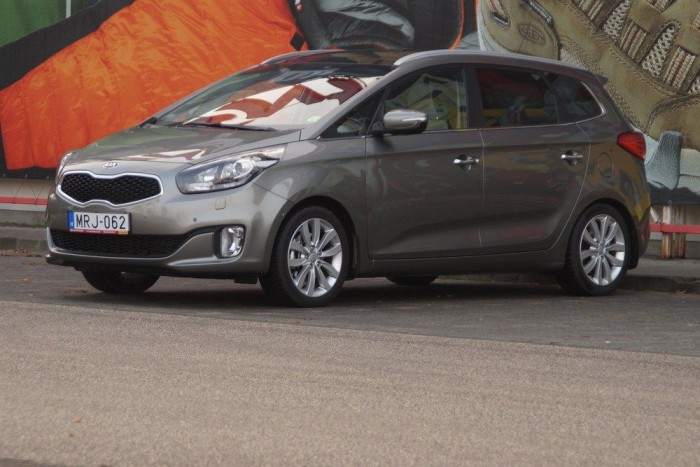 Egy nagy tojás a Carens, az alapforma a tágas belső tér és a jó légellenállás szükségszerű kompromisszuma