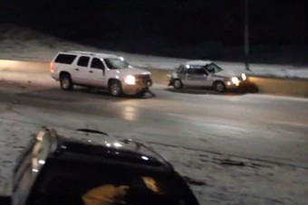 Tömegbaleset a jégpáncél miatt, 15 autó ütközött