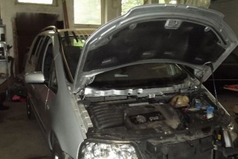 Ötvenegy lopott autó alkatrészeit foglalták le