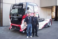 A FIA Európa-bajnok Kiss Norbert és Major Benedek pózolnak az egyik felmatricázott versenykamion előtt