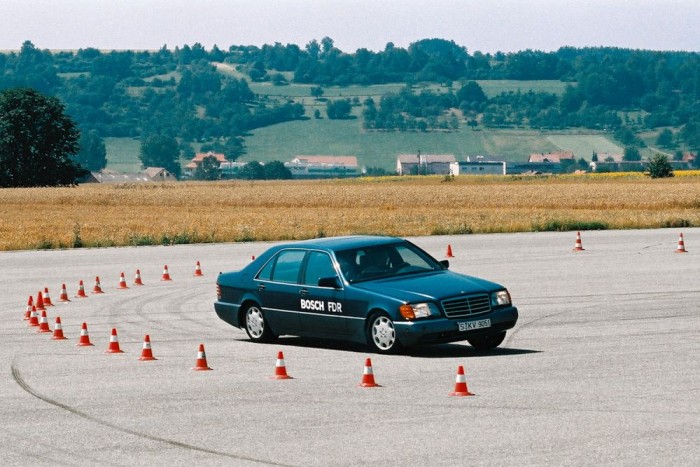 Kiveszik a kormányt a kezünkből? 6 | Vezess 1995-ben a bálna S-osztály kupéja, a C140 vezette be a szériaautók között az ESP-t. Feláras volt a 600 SEC csúcsmodellhez is