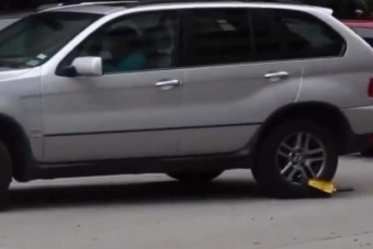 Kerékbilinccsel együtt hajtott el a BMW-s