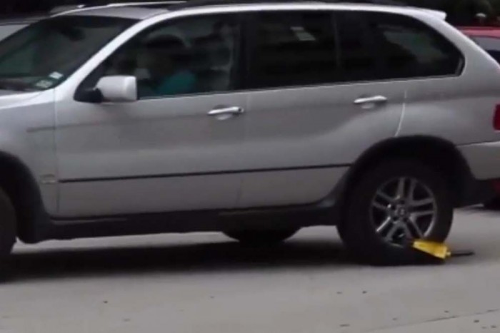 Kerékbilinccsel együtt hajtott el a BMW-s