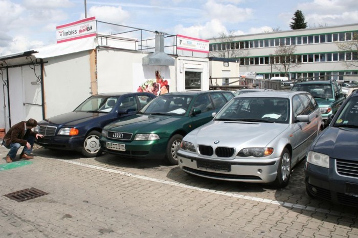 Megtörtént esetek: átverések használt autóval 4 Nézzük meg alaposan az autók alvázszámát, nehogy más autóért adjunk pénzt, mint amit megnézünk. A szerződésben az autó azonosítója szerepel