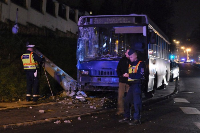 A nap képe – villanyoszlopnak ütközött egy BKV-busz 4
