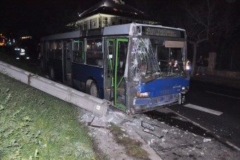 A nap képe - villanyoszlopnak ütközött egy BKV-busz