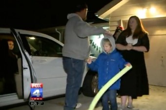 Elvette vak utasa fehér botját a buszsofőr