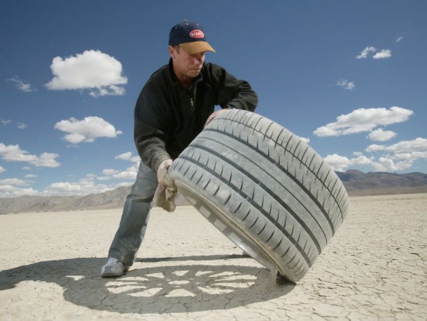 A LEGGYORSABB - 245/690 R 520 elöl, 365/710 R 540 hátul (a Veyron kerék átmérőjét nem colban, hanem milliméterben adják meg, ez az R520-540 körülbelül a 20 colos kategória). Ezek a nyers számok írják körbe a Bugatti Veyronra külön gyártott Michelin abroncsokat, amelyek képesek elviselni a 400 km/óra feletti végsebességet. 