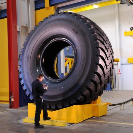A LEGNAGYOBB - Az 59/80 R63 méretű abroncs óriások a bányákban dolgozó hatalmas dömperekre kerülnek. Jelenleg ez a méret a sorozatban gyártott legnagyobb, átmérője több mint duplája az átlagos emberi magasságnak, 1,47 méter széles és 5,75 tonnát nyom, szállítása speciális logisztikát igényel. A kerékcseréről már nem is beszélve. 

A Michelin, Goodyear, Bridgestone is gyárt ebben a méretben, a rekordot pedig évről évre megdönti valaki, amikor 4,10 helyett 4,11 méteres típust dob piacra. 

Elképesztő dimenzióinál csak az ára félelmetesebb ezeknek a gumiknak, átlagban tízmillió forint körül mozog darabja.