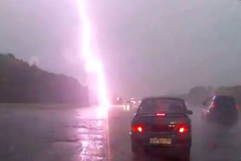 Darabokra szaggatott a villám egy autót