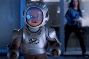 Kakiló robotgyereknek néznek bennünket