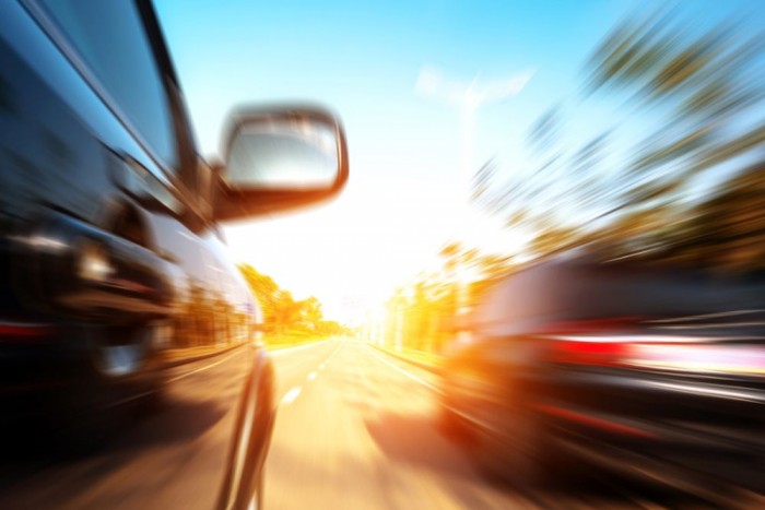 A sors csettintett, az autós pedig ment az árokba