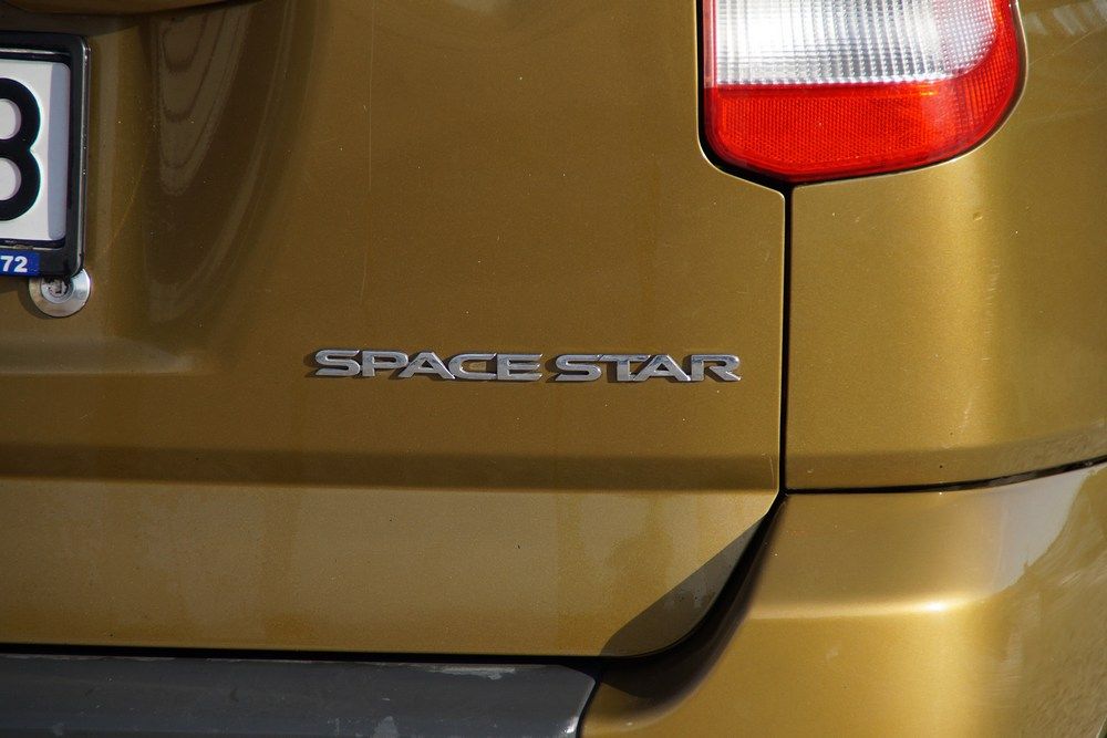 A space angolul űrt és teret is jelent: a Mitsubishi nyilván nem egy űrcsillagra gondolt, hanem arra, hogy a kocsi a térkihasználás ragyogó példája