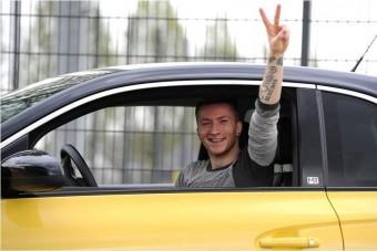 Óriásmellű modell is segítene a 162 millióra bírságolt focistának