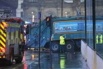 A vásárlók közé hajtott a kukásautó, hat halott