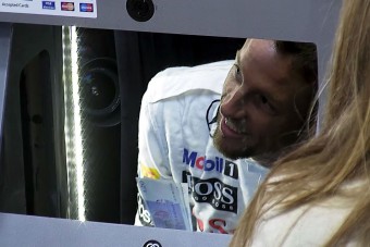 F1: Jenson Button pénzt osztogatott - videó