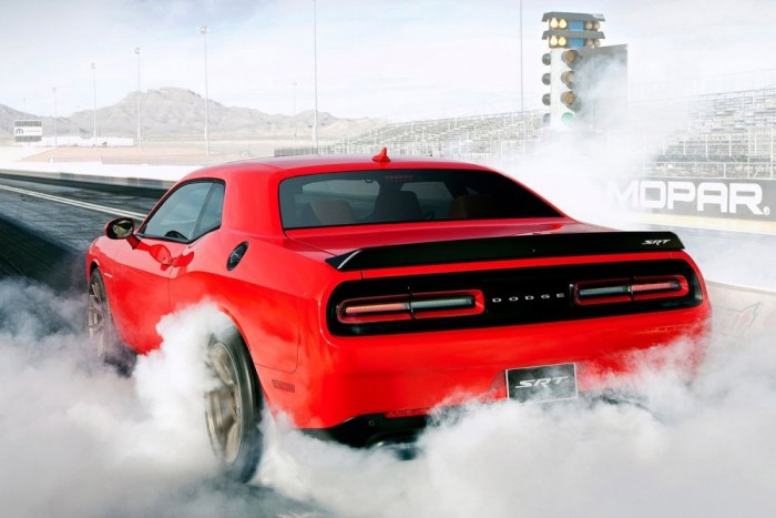 Top 10: Autók, amikkel lenyomhatod a legdrágább BMW-t 8 | Vezess 8. Dodge Challenger RT Hellcat, kb. 22 800 000 Ft, 328 km/ó. A Dodge Challenger SRT Hellcat a világ leggyorsabb lépcsőshátú szériaautója: 328 km/órát tud. A békesség kedvéért az egyik kulccsal "csupán" 500 lóerőt mozgósít a 6,2 literes, kompresszoros V8, a másikkal 707 lóerőt és 881 Nm nyomatékot szabadít az emberiségre, nyolcfokozatú automata vagy hatfokozatú kézi (!) sebességváltón keresztül. Ára baráti: vámmal, áfával, regadóval és a konténeres szállítás költségeivel 22,8 millió forintból itthon van 258 forintos dollárárfolyam mellett. Pár hónapja 220-as kurzusnál 19,5 millió forint lett volna