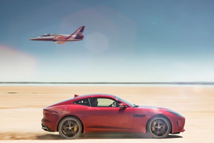 Top 10: Autók, amikkel lenyomhatod a legdrágább BMW-t 9 | Vezess 7. Jaguar F-Type 3,0 SC, 22 199 000 Ft, 260 km/ó. A Jaguarnál sem olcsó, ha 250 felett szeretnénk hasítani. Mivel az XF nem lépheti át ezt az értéket, a legkevésbé költséges megoldás beülni az F-Type belépőmodelljébe. 340 lóerő, 450 Nm, 5,3 mp százig és csak 260-nál győz a menetellenállás kompresszoros hathengeres felett