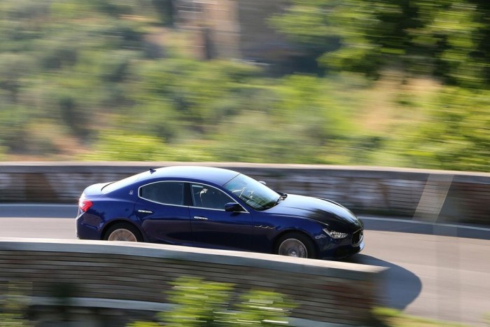 Top 10: Autók, amikkel lenyomhatod a legdrágább BMW-t 7 | Vezess 9. Maserati Ghibli 3,0, 24 215 000 Ft, 263 km/ó. Csalódás volna, ha egy Maseratiban bitek mondanák meg, mennyivel mehet az autó, így a Ghibli benzines alapváltozata is túllépheti a mágikus határt. Persze ezen a szinten a gyengébbik benzines is 330 lóerőt jelent a duplaturbós V6-ból