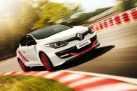 1. Renault Mégane R.S. 2,0 TCe 265, 7 990 000 Ft, 254 km/ó. Ár/gyorsaság bajnokunk a Mégane RenaultSport aktuális változata. A kompakt sportmodellek között élményben a legelsők között van, kategóriájában a legolcsóbb és tud valamit, amit a nagyobb teljesítményű Astra OPC vagy Golf R sem: tükrében lassan apró ponttá válik a 250-nél leszabályozott 7-es BMW. De megvenni csak a Cup-futóművel és az önzáró differenciálművel szabad, ami csomagban 480 000 forint. Figyelem: a képen a 275 lóerős, négyüléses Trophy-R látható, mert olyan jól néz ki