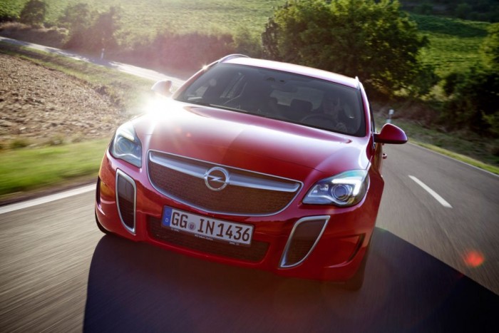 Top 10: Autók, amikkel lenyomhatod a legdrágább BMW-t 13 | Vezess 3. Opel Insignia OPC Unlimited, 12 768 000 Ft, 270 km/ó. 508 ezer forintba kerül az Unlimited csomag a legerősebb Opelhez, amelyből van kézi és automatikus váltós is. 20 km/óra nem a világ, de 250 és 270 között csak többet ér, mint 170 és 190 között