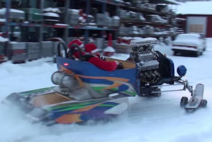 Mikulás V8-as szánja