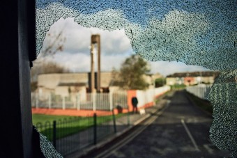 Leköptek egy buszsofőrt, majd bezúzták az ablakot