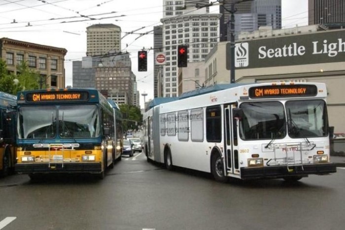 Megkéselte utastársát, mert túl közel ült hozzá 3