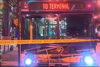 Megkéselte utastársát, mert túl közel ült hozzá