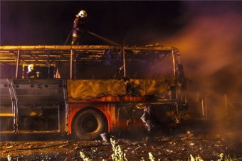 Friss képeken a szombat hajnali buszbaleset