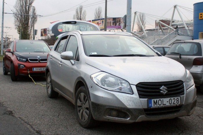 Veri a dízelt a benzines Suzuki 12 | Vezess Az elektromos autók hatótávjának mérésekor is be kellett fogni az S-Crosst, hogy az i3 eljusson a konnektorig a BVSC-pályától