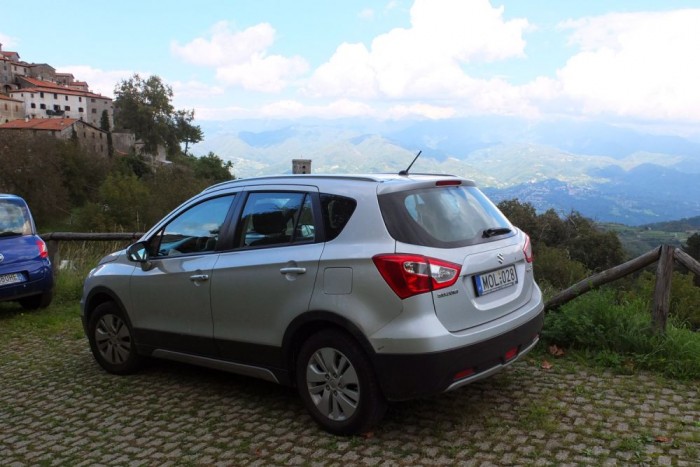 Veri a dízelt a benzines Suzuki 7 | Vezess Toszkánába menet is meglepett a motor takarékossága. 6-6,5 liter elég autópályán 100 kilométerre