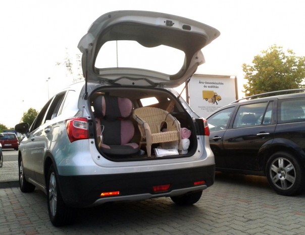 Veri a dízelt a benzines Suzuki 10 | Vezess Elődje kisautó volt, csupán 270 literes csomagtérrel. Az S Cross 400-430 literes csomagtartóját sokszor kihasználtuk az utolsó centiig