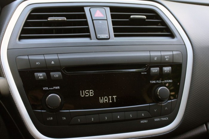 Veri a dízelt a benzines Suzuki 9 | Vezess Van ugyan USB-nyílás, de a mobiltelefont kábellel csatlakoztatva az autó nem ismeri fel meghajtóként. A telefonon lévő zene Bluetooth-kapcsolat híján nem szólhat az autóban. Ebben nagyon elmaradott az S-Cross, megérdemelné a Vitara érintőképernyős egységét