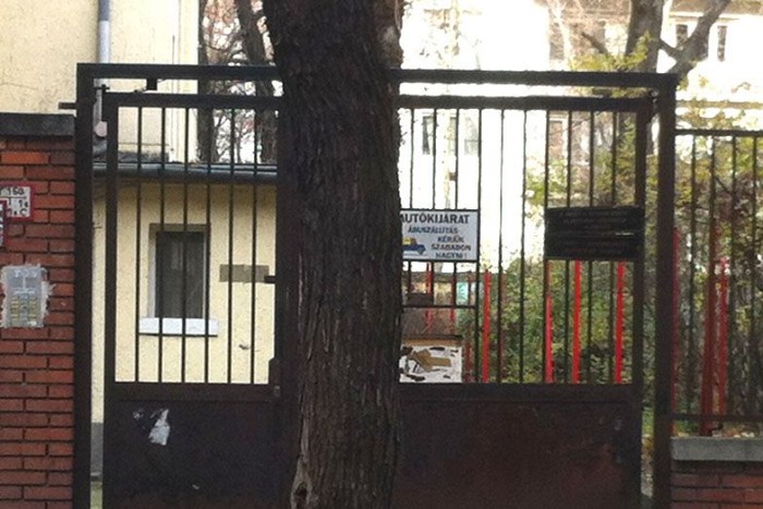 Budapest legbizarrabb felirata – fotó! 9 | Vezess Itt bizony nem sok jármű járkált ki és be