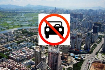 Hétfőtől csak engedéllyel vehetnek autót a városiak