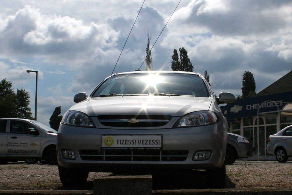 Hazánkban a jövőben is működnek a Chevy-márkaszervizek, csak az újautó-értékesítés szűnik meg 2015 végével. Az Opel-kereskedések feladata minél nagyobb arányban a GM-berkein belül tartani az ügyfeleket autócserekor