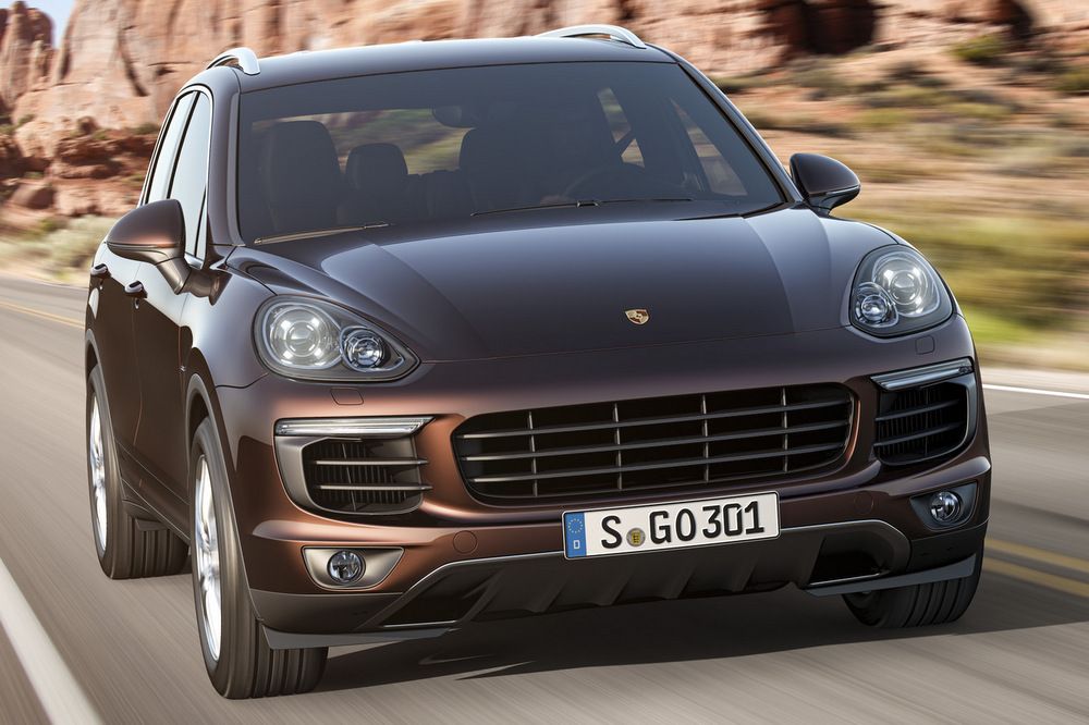 Jobb menetteljesítmények, kedvezőbb üzemanyag-fogyasztás, látványosabb formaterv: bemutatkozott a felfrissített, PHEV hajtáslánccal gazdagított Porsche Cayenne.