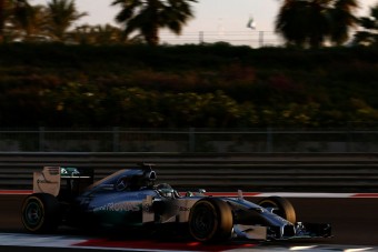 F1: Durva motorral kezdi az évet a Mercedes