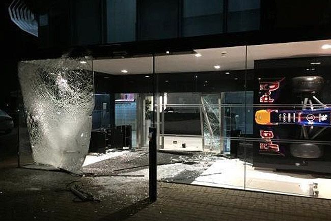 F1: Szemétként dobálták a Red Bull trófeáit – videó